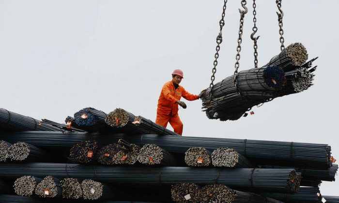 Un operaio lavora in una fabbrica di acciaio a Qingdao, nella provincia orientale dello Shandong in Cina, il 15 giugno 2013. (STR / AFP / Getty Images)