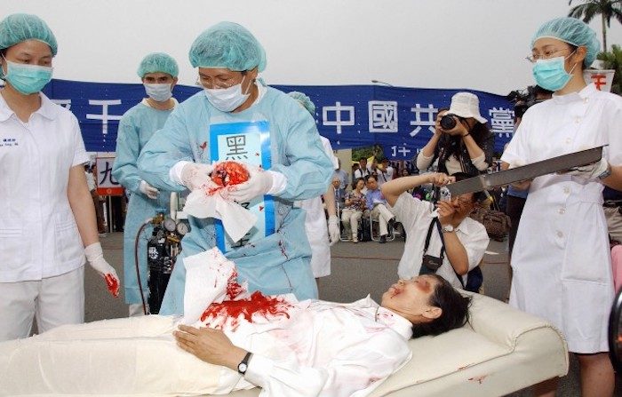 Prelievo forzato di organi simulato a scopo dimostrativo durante una manifestazione a Taipei nel 2006.