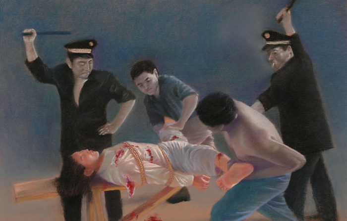 Rappresentazione artistica di una donna praticante del Falun Gong vittima di torture da parte della polizia in Cina. (Minghui.org)