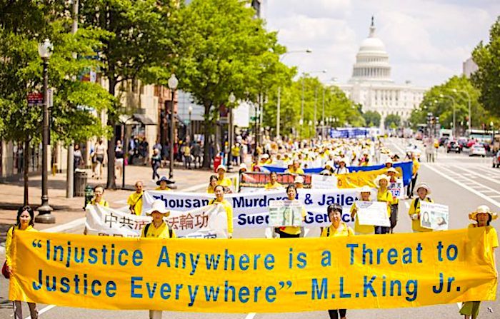 17 Luglio 2014, Washington: i praticanti del Falun Gong sfilano per le strade della città per chiedere la fine della persecuzione in Cina