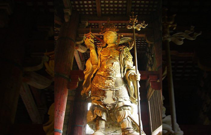 Statua di Tamon-ten nel kondō del tempio di Tōdai-ji ( Wikipedia)