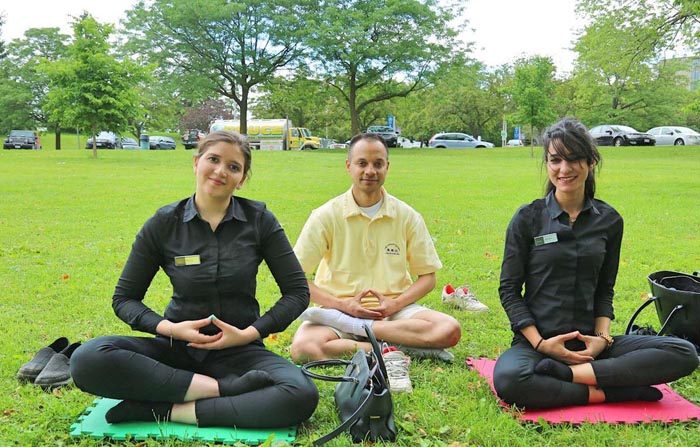 Dalia e Zhara, due studentesse dell''Università di Ottawa, sono interessate ad imparare i movimenti delicati degli esercizi.(Minghui.org)
