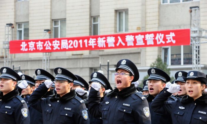 Le reclute della polizia giurano per entrare nell'Ufficio di Pubblica Sicurezza a Pechino, il 18 febbraio 2011. (ChinaFotoPress/Getty Images) 