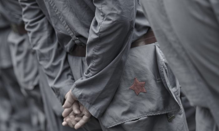 Turisti vestiti con le uniformi dell'Armata Rossa visitano l'ex base della guerriglia di Mao Zedong a Jinggangshan, nella Cina centrale, il 21 settembre 2012. (Peter Parchi/AFP/Getty Images) 