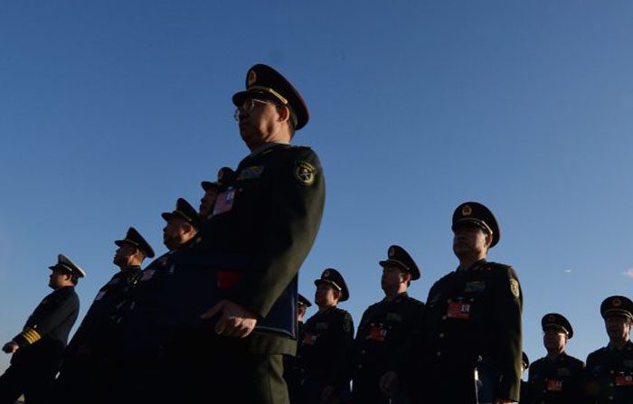 I militari arrivano al Congresso nazionale del Popolo presso la Grande Sala del Popolo di Pechino, il 5 marzo 2014. Taiwan e Hong Kong hanno respinto e criticato la nuova legge di sicurezza nazionale della Cina, ma secondo alcuni esperti non è preoccupante. (Mark Ralston/AFP/Getty Images)