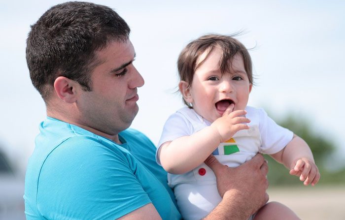 Immagine di un papà col suo figlio neonato ( Pixabay)