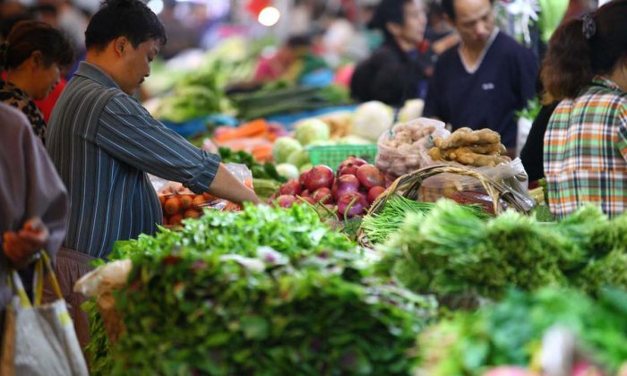 Persone in supermercato di Nanchino, in Cina. Spesso i cibi in cina contengono sostanze tossiche e sono scaduti, provocando una crisi di fiducia nei consumatori.(ChinaFotoPress / Getty Images) 