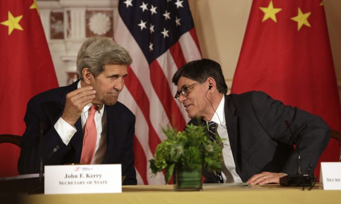 Il segretario di Stato americano John Kerry (S) e il segretario del Tesoro Jacob Lew durante una sessione del settimo Dialogo economico strategico Usa-Cina presso il Dipartimento di Stato degli Usa, il 24 giugno 2015. La vendita da parte dellla Cina dei buoni del Tesoro Americano è una mossa necessaria per il Paese, ma controproducente. (Chris Kleponis/AFP/Getty Images) 