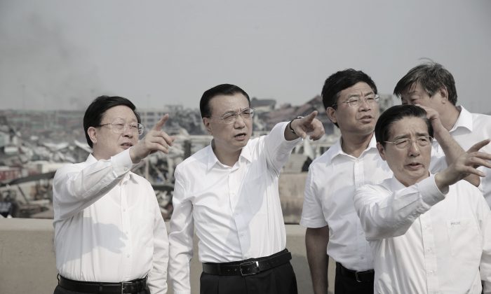 Il premier cinese Li Keqiang, il secondo da sinistra, in visita presso il sito della grande esplosione che ha stravolto Tianjin il 15 agosto del 2015. (STR/AFP/Getty Images)