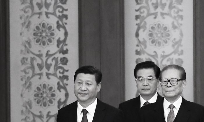 Il leader del Partito comunista cinese Xi Jinping (a destra), e il suo predecessore, Jiang Zemin (a sinistra), a Pechino il 30 settembre 2014. (Feng Li / Getty Images) 