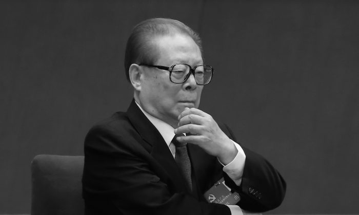 Jiang Zemin alla sessione di apertura del 18° Congresso del Partito Comunista presso la Grande Sala del Popolo di Pechino, l'8 novembre 2012. Per l'ex leader del Partito Comunista la fine della carriera politica è sempre più vicina. (Feng Li/Getty Images) 