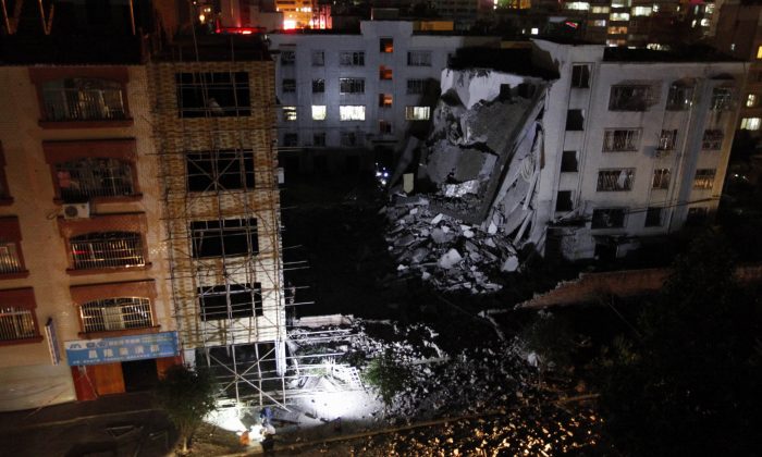 Gli investigatori controllano il sito di una serie di esplosioni avvenute nella contea di Liucheng a Liuzhou, nella provincia meridionale cinese del Guangxi, il 30 settembre, 2015. (STR / AFP / Getty Images) 