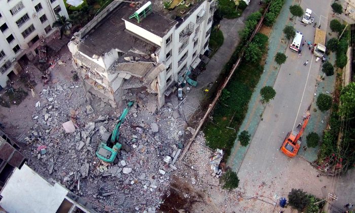 Un edificio danneggiato un giorno dopo la serie di esplosioni avvenute nella Contea Liucheng a Liuzhou, nella provincia Guangxi al sud della Cina, il primo ottobre 2015. (STR/AFP/Getty Images) 