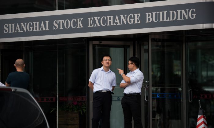  L'ingresso della borsa di Shanghai nel distretto finanziario di Lujiazui, il 22 settembre (Johannes Eisele / AFP / Getty Images) 