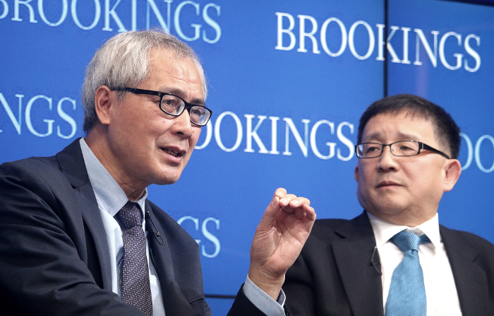  He Huaihong (S), professore di filosofia all'Università di Pechino dell'omonima città, e Cheng Li, direttore del John L.Thornton China Center presso il Brookings Institution, discutano del decadimento morale e della consapevolezza etica in Cina, al Brookings di Washington D.C. il 6 novembre. (Gary Feuerberg / Epoch Times) 