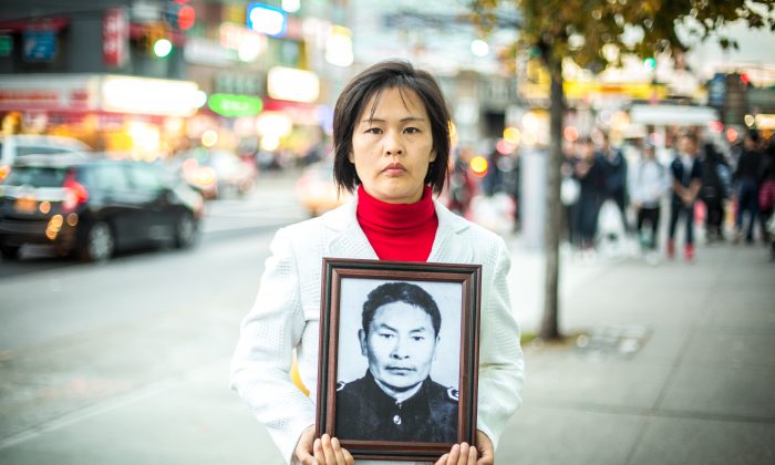 Jiang Li con una foto del suo defunto padre, Jiang Xiqing, a New York, l'1 novembre 2015. (Benjamin Chasteen / Epoch Times)
