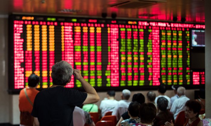 Investitori monitorano i movimenti azionari in una società di brokeraggio a Shanghai, 18 ago 2015. (Johannes Eisele / AFP / Getty Images)