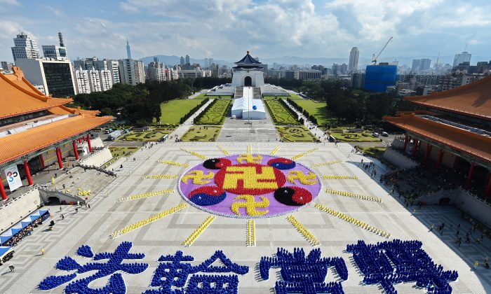 Migliaia di praticanti del Falun Gong formano il simbolo del Falun (la Ruota della Legge) di fronte alla National Chiang Kai-shek Memorial Hall di Taipei, il 28 novembre 2015. (Epoch Times) 