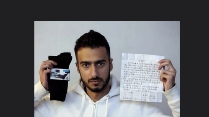 Shahkiel Akbar con la lettera di Sos di un uomo cinese che dice di esser vittima di torture in Cina. (禁书网/Flickr)