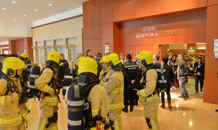 Vigili del fuoco e specialisti artificieri operano dopo un allarme bomba al BP International Hotel di Hong Kong, il 17 gennaio 2016. L'allarme bomba ha costretto la cancellazione della Conferenza di condivisione delle esperienze di coltivazione della Falun Dafa che si stava tenendo in quell'hotel. (Sung Cheong-lung/Epoch Times)