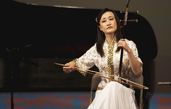 Xiaochun Qi, suonatrice di erhu presso Shen Yun Performing Arts (Shen Yun)