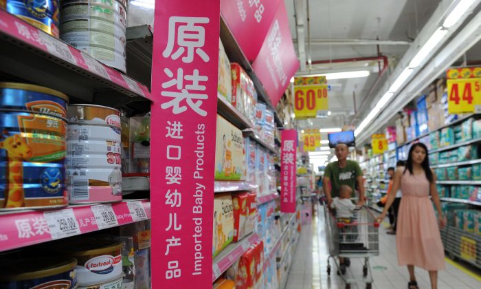 Una famiglia sceglie del latte artificiale in un supermercato a Pechino, il 4 agosto 2013. (STR/AFP/Getty Images)
