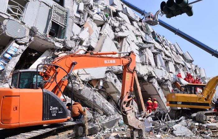 Soccorritori presso l’edificio Drago d’Oro Wei-guan a Tainan, Taiwan, il 7 febbraio 2016. (Huang Puchen/Epoch Times)