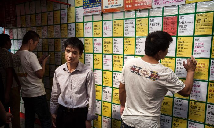 Alcuni cinesi guardano le bacheche in un centro per l'impiego a Yiwu in provincia di Zhejiang, il 18 settembre 2015. (Kevin Frayer/Getty Images)