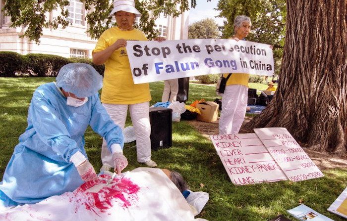 Simulazione di prelievo forzato di organi nel 2008 a Denver, negli Stati Uniti (foto: Cat Rooney, Epoch Times)