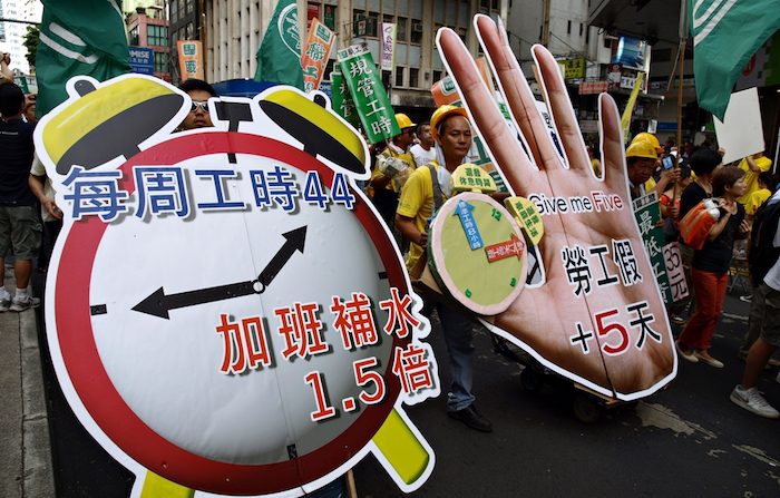 Lavoratori in protesta a Hong Kong (Immagine: amybbb/Shutterstock.com)