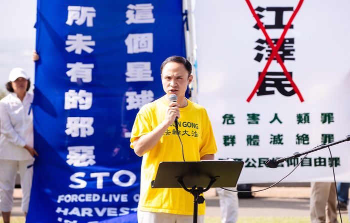 Alex Zhang parla durante una manifestazione a Santa Monica, in California ad ottobre del 2015 (Edward Dye/Epoch Times)