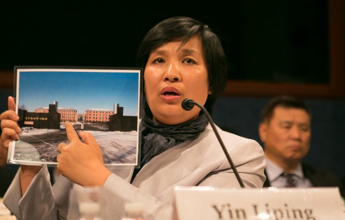 Yin Liping testimonia davanti alla Commissione Esecutiva sulla Cina durante l'udienza intitolata 'L'uso pervasivo della tortura in Cina', tenuta il 14 aprile 2016 nel Congresso americano. La signora Yin è una praticante del Falun Gong sopravvissuta alla tortura, al lavoro forzato e alla violenza sessuale nel campo di Masanjia e in altri strutture di lavoro forzato in Cina. (Lisa Fan/Epoch Times) 