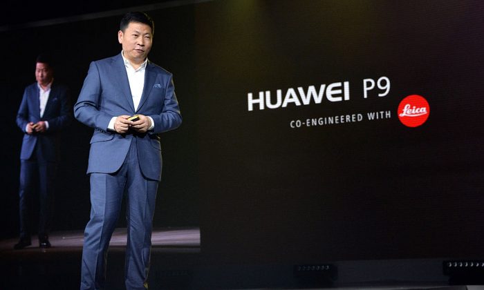 Richard Yu, amministratore delegato della società di telecomunicazioni cinese Huawei, partecipa al lancio del suo smartphone P9, il 6 aprile 2016. Questo modello di telefono ha copiato diversi elementi chiave del design dell'iPhone. (Anthony Harvey/Getty Images for Huawei)