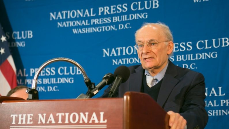 David Matas presenta il nuovo rapporto sul prelievo forzato di massa in Cina al National Press Club di Washington il 22 giugno (Lisa Fan/Epoch Times)