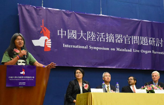 Sul palco, il parlamentare di Hong Kong Leung Kwok-hung. Al tavolo: Guo Jun, direttore dell’edizione cinese di Epoch Times, il portavoce della WOIPFG Wang Zhiyuan, il nefrologo malese dottor Ahmed Ghazaliun, e l’ex membro del congresso canadese David Kilgour, autore dell’inchiesta sull’abuso del trapianto di organi. (Sun Mingguo / Epoch Times)