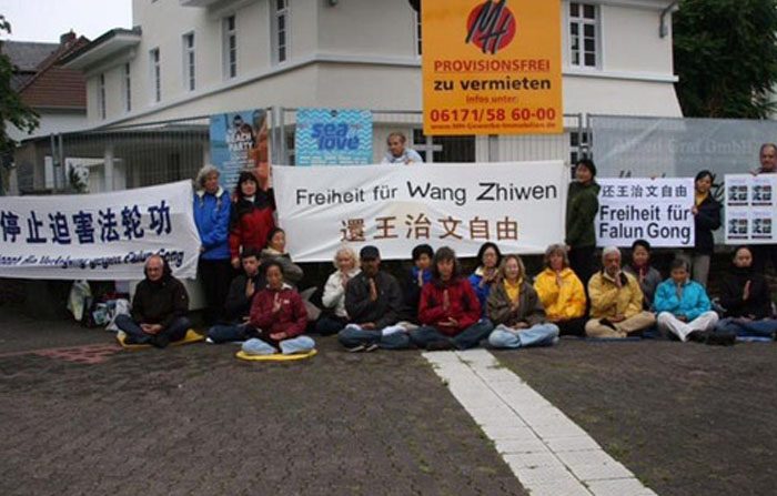 Il 12 agosto 2016 i praticanti del Falun Gong protestano davanti al consolato cinese di Francoforte, in Germania. (Clearharmony)