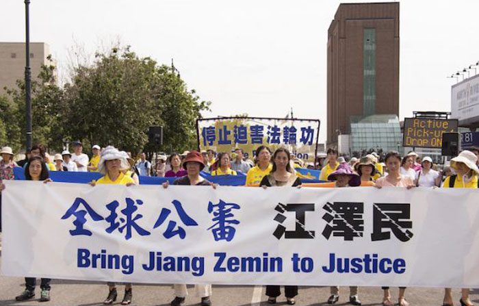 I praticanti del Falun Gong in una manifestazione di fronte all'ambasciata cinese a New York il 3 luglio 2015, per sostenere lo sforzo globale per citare in giudizio Jiang Zemin. (Larry Dye / epoca epoca)