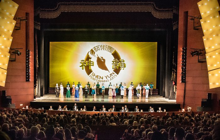 Il pubblico del Teatro degli Arcimboldi applaude gli artisti di Shen Yun dopo il tutto esaurito nei tre spettacoli a Milano del 2017 (Marius Iacob / Epoch Times)