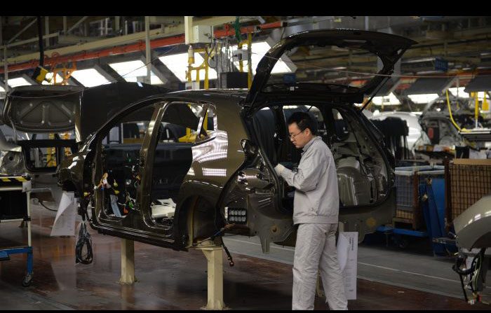 Una catena di montaggio dello stabilimento sino-francese Dongfeng Peugeot-Citroën Automobile a Wuhan, in una foto d’archivio. La Cina è indietro nello sviluppo dei motori di automobili e non ha ancora prodotto per il mercato estero un suo motore. (Peter Parks/AFP/Getty Images)