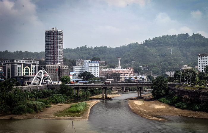 Il confine tra Cina(sx) e Vietnam(dx) nella città nord vietnamita di Lao Cai il 9 maggio 2014.(Hoang Dinh Nam / AFP / Getty Images)