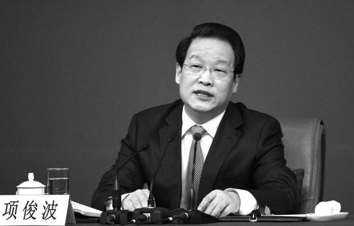 Xiang Junbo, presidente della China Insurance Regulatory Commission (CIRC), al Congresso Nazionale del Popolo a Pechino il 12 marzo 2016. (WANG ZHAO/AFP/Getty Images)