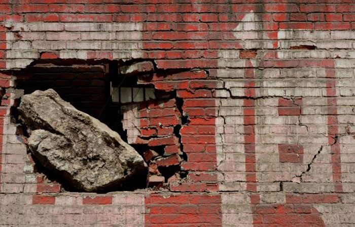 Una parete che mostra i caratteri cinesi semplificati il 9 settembre 2012, dopo una serie di terremoti che hanno colpito Yiliang County, provincia di Yunnan. (Mark Ralston / AFP / GettyImages)