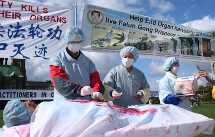 Un'esposizione del prelievo di organi in Cina ai praticanti del Falun Gong, durante una manifestazione a Ottawa, Canada (Epoch Times)