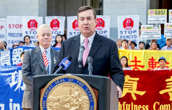 Il senatore Joel Anderson parla davanti alla sede del governo della California nella città di Sacramento nel corso di una manifestazione in sostegno di una risoluzione parlamentare che condanna la persecuzione perpetrata dal Partito Comunista Cinese ai danni dei praticanti del Falun Gong, 29 agosto 2017. (Mark Cao / Epoch Times)