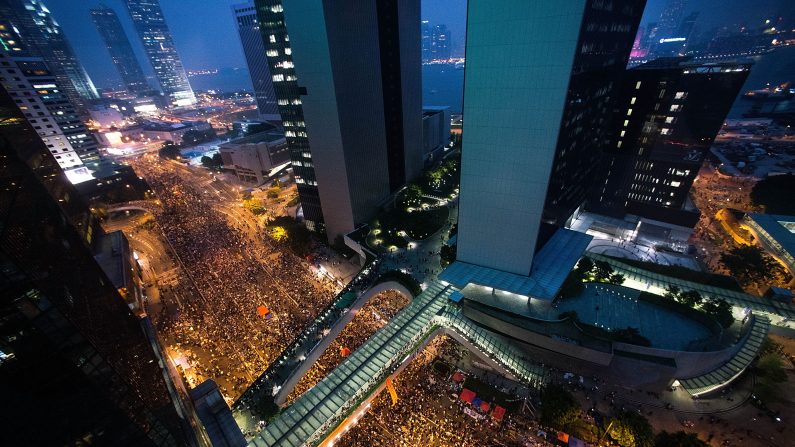 Le strade del distretto finanziario di Hong Kong, piene di manifestanti per il suffragio universale. 30 settembre 2014. (Foto: Anthony Kwan/Getty Images)