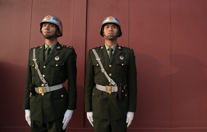 Militari cinesi in prossimità di piazza Tiananmen durante il 19 ° congresso del Partito Comunista di Pechino il 22 ottobre 2017. (NICOLAS ASFOURI/AFP/Getty Images)

