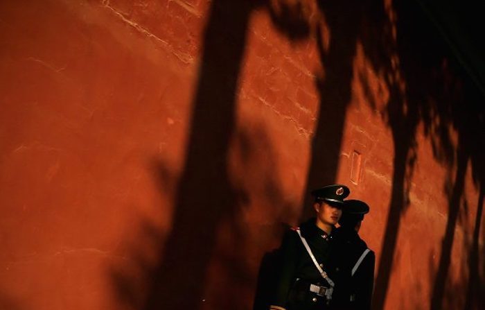 Poliziotto cinese al di fuori del Tribunale di Pechino (foto di Feng Li/Getty Images).