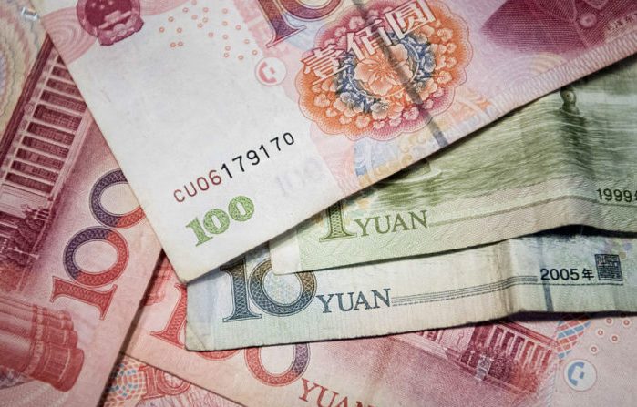 Banconote cinesi da 100, 10 e uno yuan. (Fred Dufour/AFP/Getty Images)