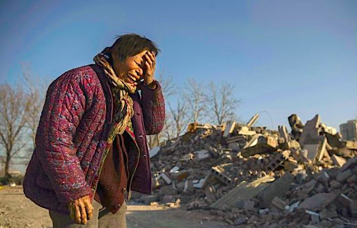 Pechino, 5 dicembre 2017. Zheng Yuzhi tre mesi fa è senza casa: le autorità hanno distrutto il quartiere abitato da lavoratori migranti (foto: Kevin Frayer/Getty Images).