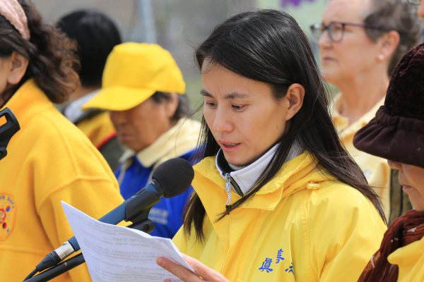 I praticanti del Falun Gong, davanti al consolato cinese a Vancouver il 21 aprile 2018, commemorano il raduno tenutosi 19 anni fa, il 25 aprile 1999, all’esterno del complesso del governo centrale a Pechino, in Cina. Un appello per la libertà di praticare la loro fede. (Yu Sheng / The Epoch Times)